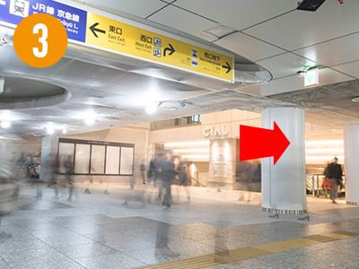 エスカレーターを上がりきると、西口地下の案内板が見えます。案内板の通り通路を右手に進み、西口地下へ進みます。
