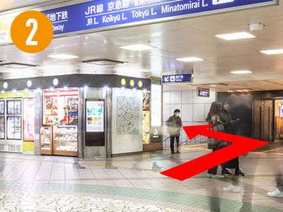 外には出ずに地下鉄方面の階段へ向かいます。