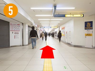 通路をまっすぐ進みます。「docomoショップ」さん、「TSUTAYA」さんは通り過ぎます。そのまままっすぐ進み9番出口方面へ向かいます。