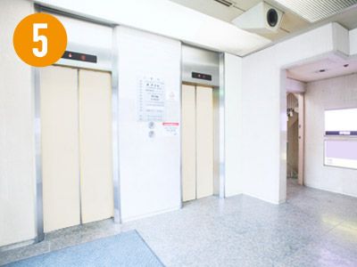 エレベーターで4Fまで上がます。